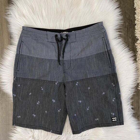 BOYS BILLABONG BOARD SHORTS SIZE LARGE - Picture 1 of 4